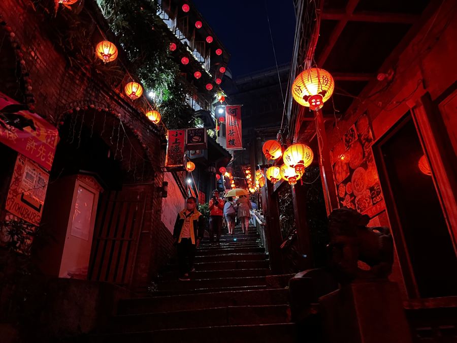 提灯が灯る夜の九份老街